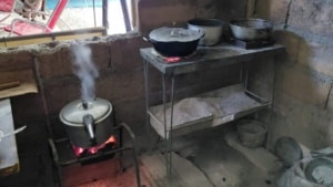 Houtkoolvuur Koken op houtskoolvuren door stroomuitval